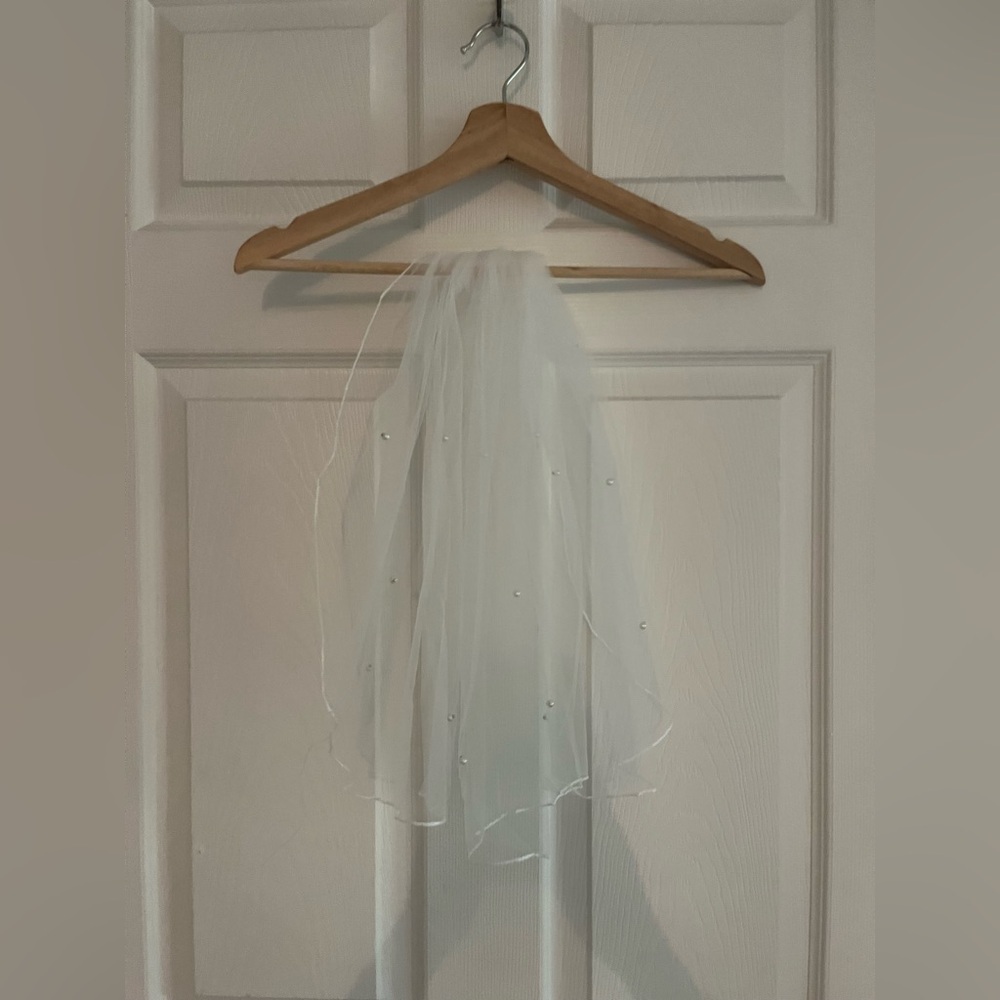 🆕 Luxurious Short Bridal Veil with Simulated Pearls & Soft Netting 💍✨ - Picture 5 of 5